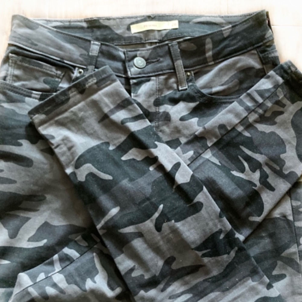 Women’s Levi’s Black and Grey Camouflage Skinny Jeans